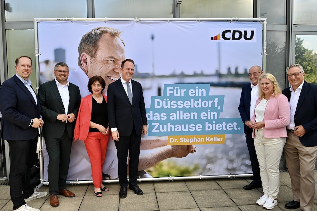 Dr. Stephan Keller (4.v.l.) gemeinsam mit dem Mitgliederbeauftragten Marco Schmitz, dem stellvertretenden Kreisvorsitzenden Peter Blumenrath und der Ratsfrau Dagmar von Dahlen (v.l.) sowie dem Ratsherrn Andreas Hartnigk, der Ratsfrau Angelika Penack-Bielor und dem Fraktionsvorsitzenden der CDU-Ratsfraktion Rolf Tups (v.r.). © Lokalbüro