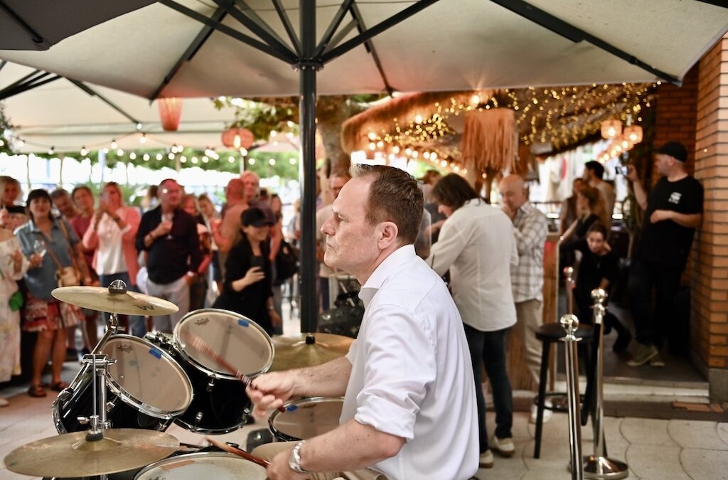 Ein lauer Sommerabend mit Theo Fitsos und OB Dr. Stephan Keller auf der Ufer 8‑Terrasse