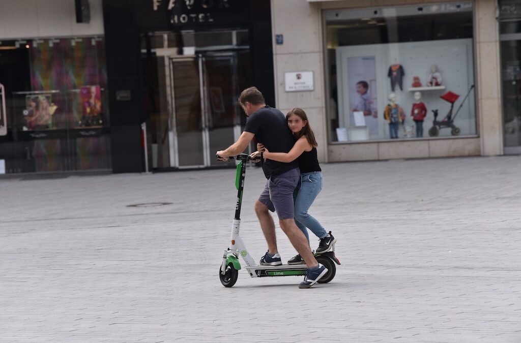 Heerdt: Schwerer E‑Scooter-Unfall – Frau schwer verletzt – Verdacht auf Trunkenheitsfahrt