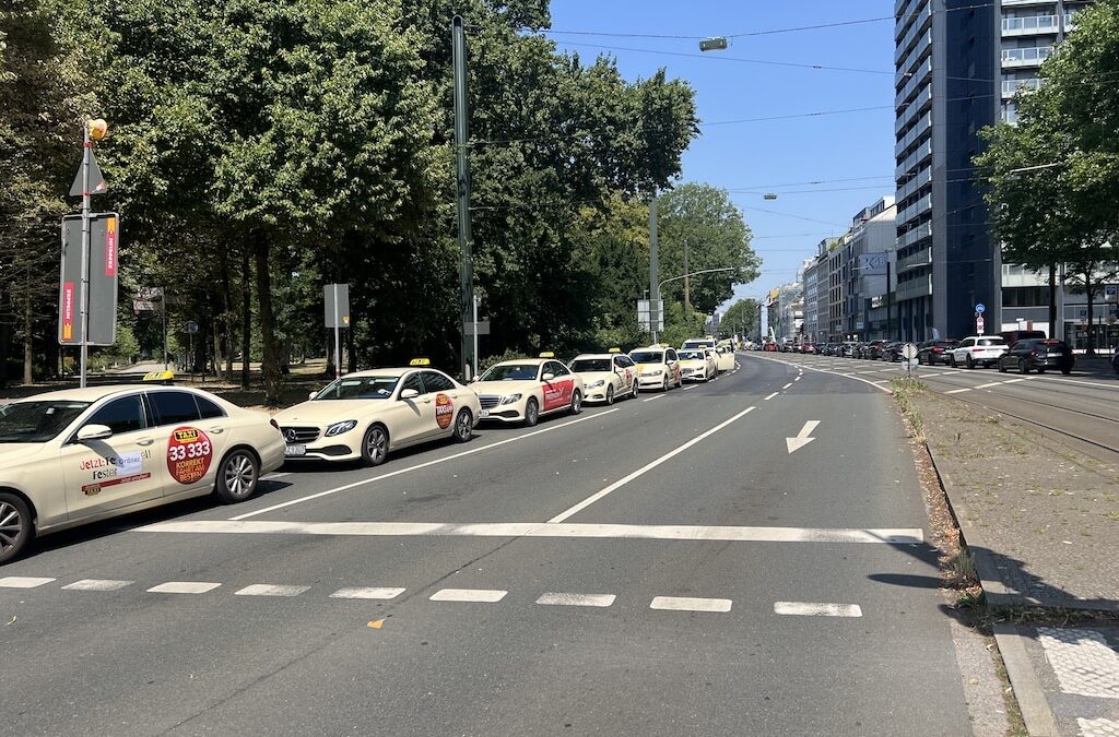 Taxifahrer in Düsseldorf protestieren mit Autokorso gegen Fahrdienste wie Uber