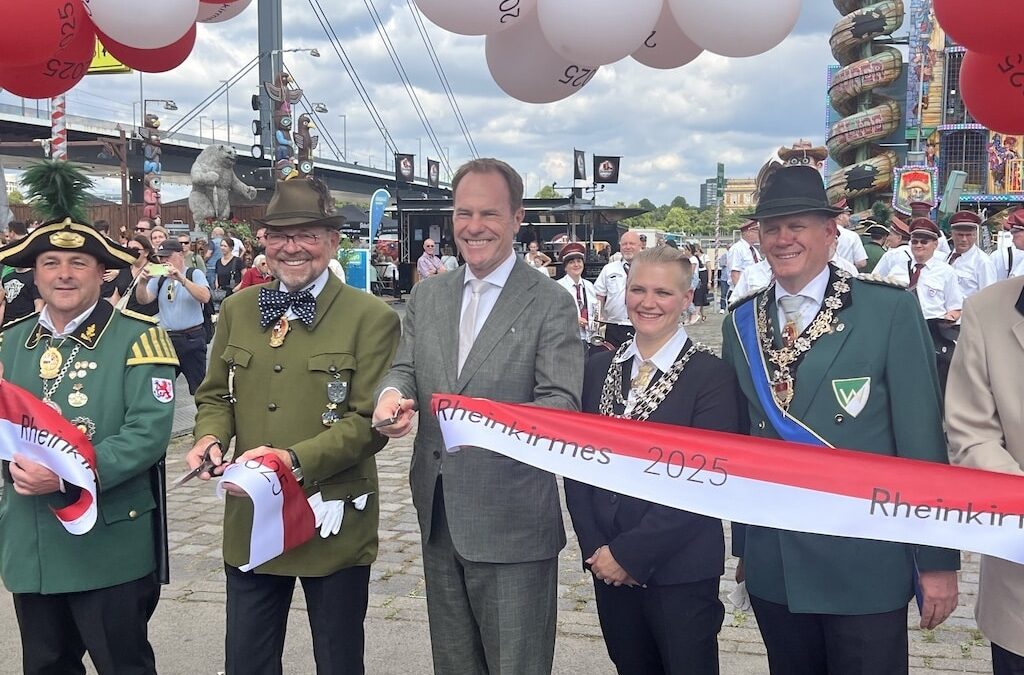 Rheinkirmes 2025 feierlich eröffnet – OB Keller sticht erstes Fass&nbsp;an
