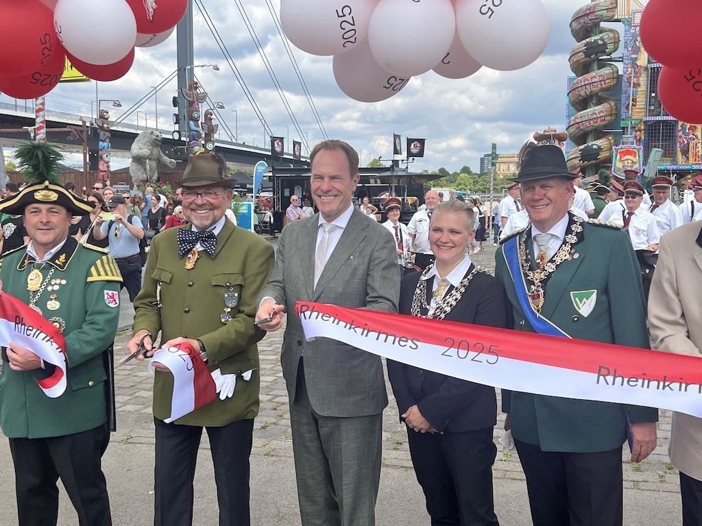 Rheinkirmes 2025 feierlich eröffnet – OB Keller sticht erstes Fass an