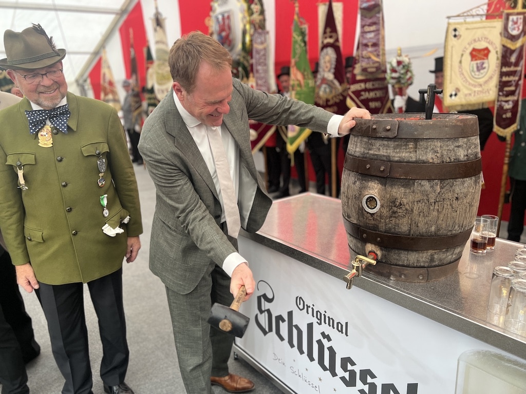 Fassanstich durch OB Stephan Keller im Hintergrund Schützenchef Andreas Paul Stieber © Lokalbüro