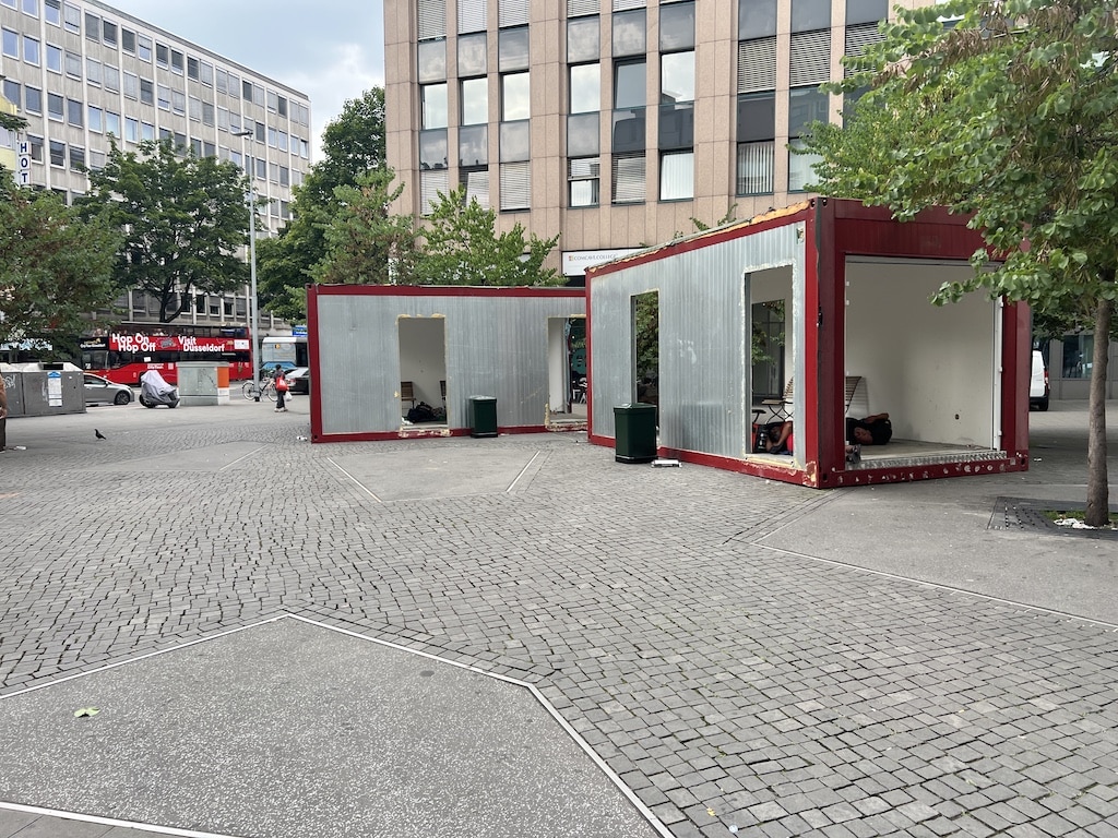 „Big Brother“ am Hauptbahnhof: Neue Container sorgen weiter für Kopfschütteln
