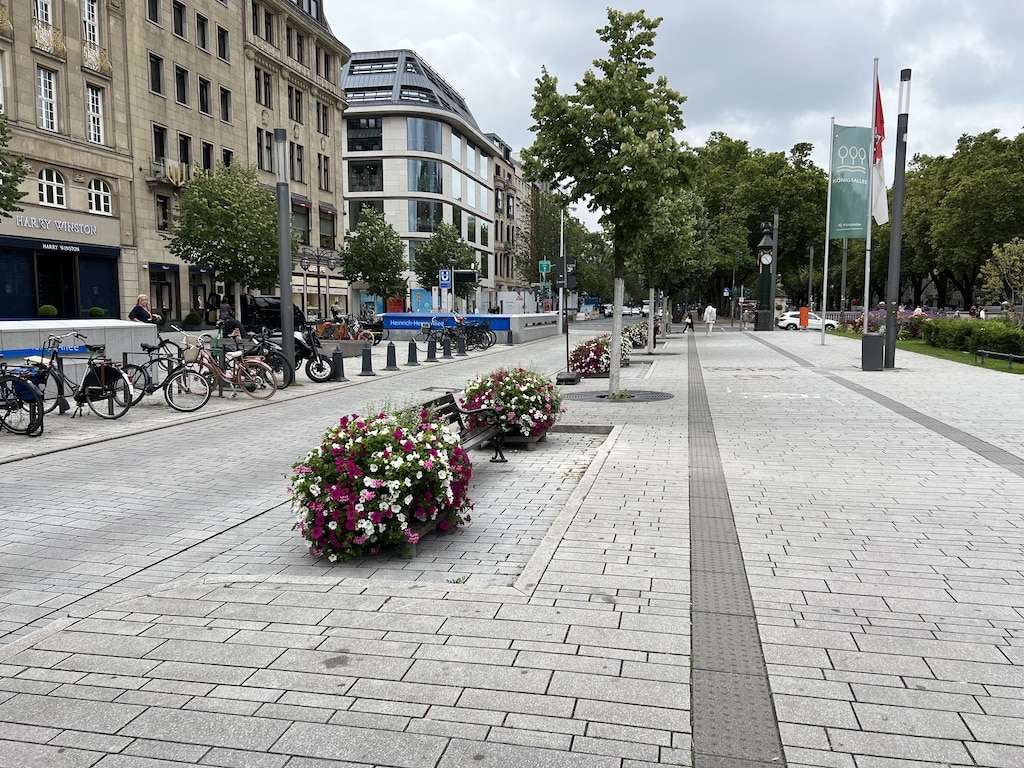 Blumen und Bänke in den Parkbuchten © Lokalbüro