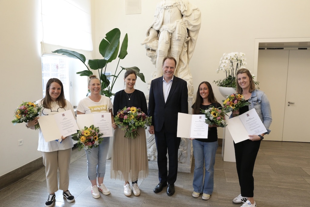 Lisa Blaas (l.), Sarah Pieper (2.v.l.), Manuela Casola-Eßer, und Melissa Schönauer (r.) hatten am 24. Januar 2023 Annette Friedrichs, die am Rande eines Zumba-Kurses in Unterrath einen Herzstillstand erlitten hatte, das Leben gerettet. Die gerettete Annette Friedrichs (3.v.l.) war beim Rathaus-Empfang ebenfalls mit dabei, als OB Dr. Stephan Keller die Urkunden und Präsente an die vier Ersthelferinnen überreichte. © Landeshauptstadt Düsseldorf/Ingo Lammert