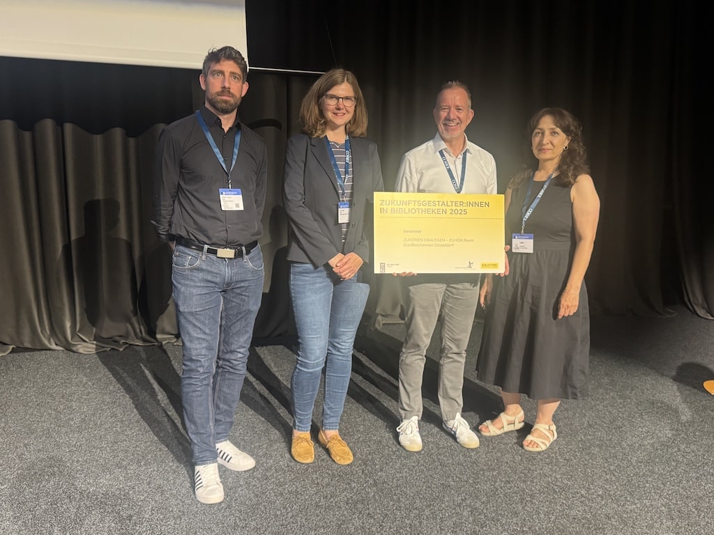 (V. l.) Florian Hoppe, Jurymitglied, de Gruyter Verlag, Anja Weng, Jurymitglied, Zentralbibliothek Z¸rich, Stephan Schwering, Leiter Zentralbibliothek KAP1, sowie Mehrandokht Feizi, Initiative "ZUH÷REN.Drauflen" D¸sseldorf und Betreuerin" ZUH÷R.Raum" Zentralbibliothek © Stadtbüchereien Düsseldorf