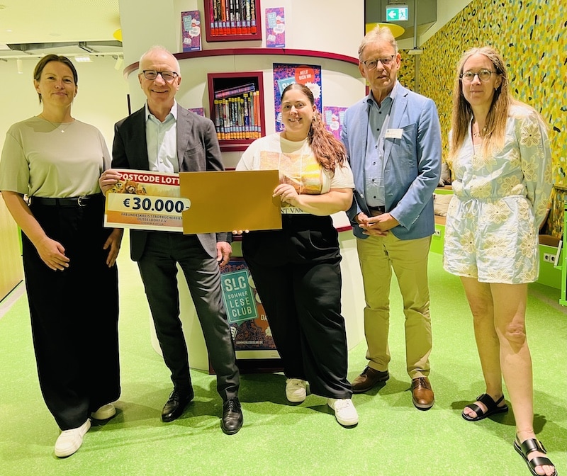 (V. l.) Meira Schmidt, Deutsche Postcode Lotterie, Dr. Michael Meyer, Vorsitzender vom Freundeskreis Stadtbüchereien Düsseldorf e.V., Irini Papadopoulou, Deutsche Postcode Lotterie, Dr. Norbert Kamp, Direktor der Stadtbüchereien Düsseldorf und Sandra Kügler, Kinderbibliothek der Stadtbüchereien Düsseldorf © Landeshauptstadt Düsseldorf/Stadtbüchereien