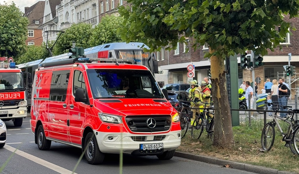 Verkehrsunfall auf der Luegallee: Pkw kollidiert mit Straßenbahn – Vier Verletzte und erhebliche Verkehrsbehinderungen