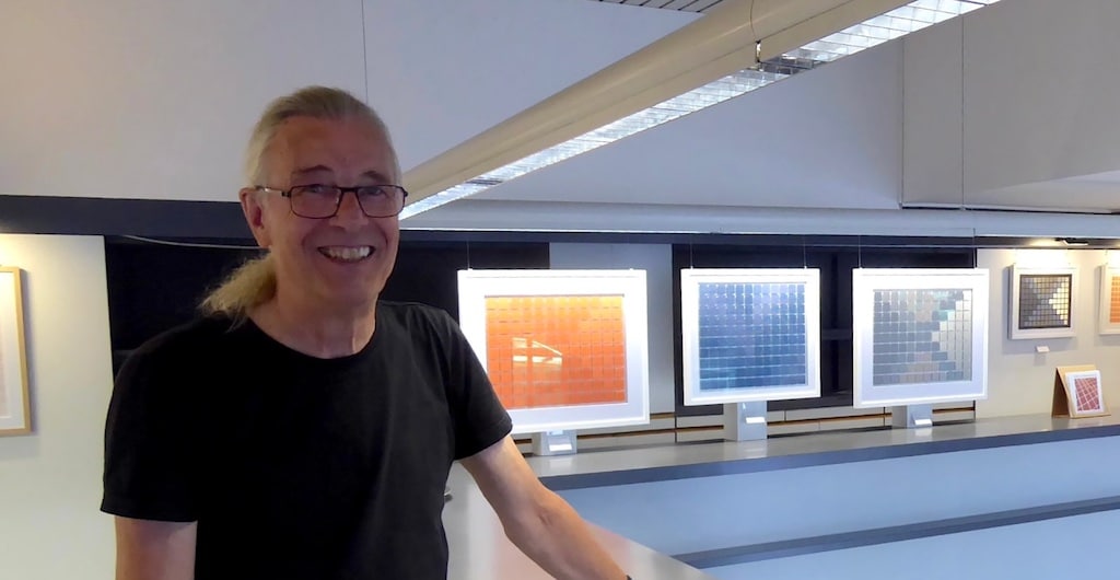 Wellenmosaik aus Wellpappe im Off‑Space Düsseldorf