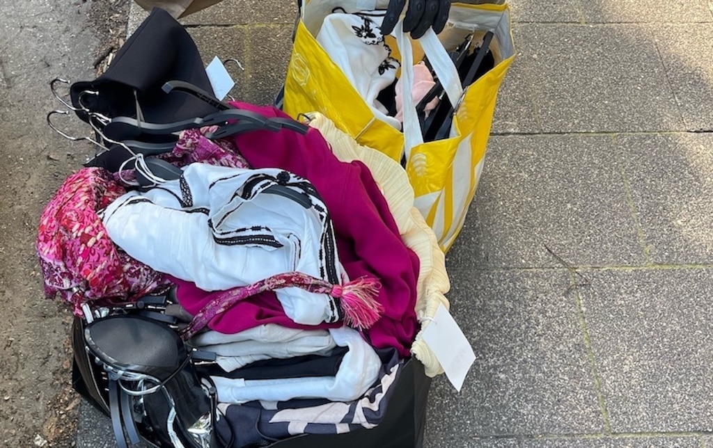 Zivilfahnder nehmen Ladendiebe in der Stadtmitte auf frischer Tat fest – Beute an Modegeschäft zurückgegeben