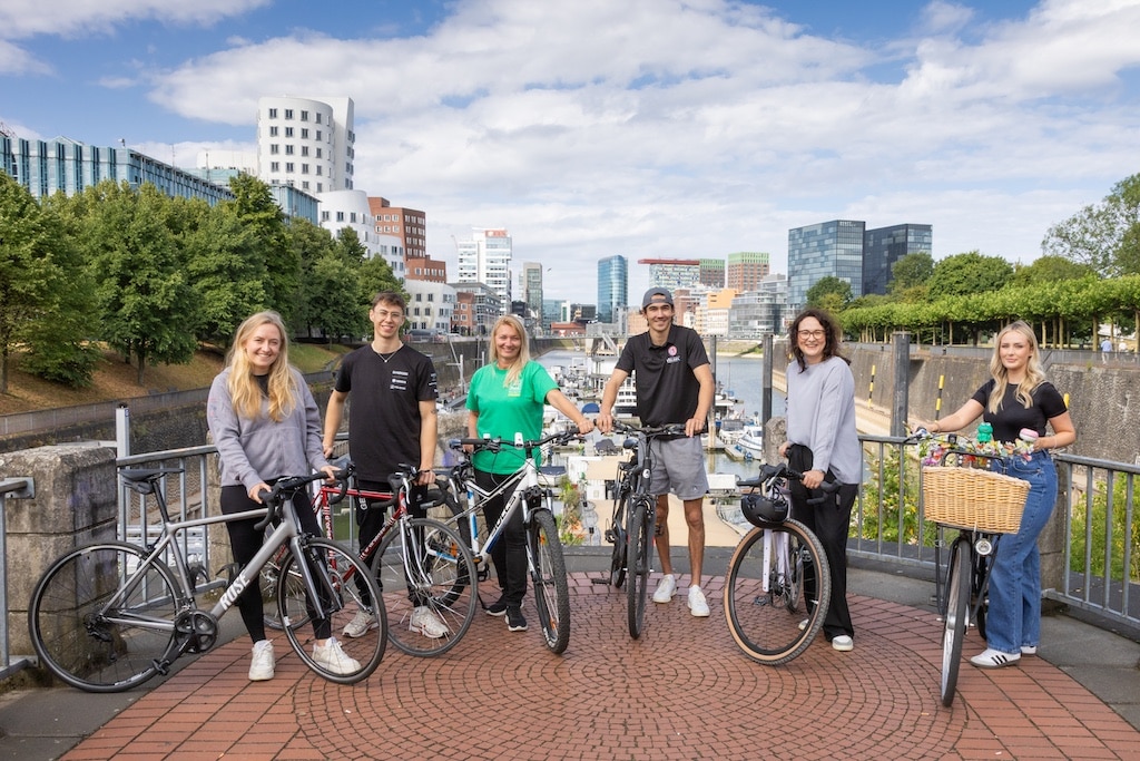 Treten bei der PSD HerzFahrt kräftig in die Pedale: Sara Strauss (Nationalspielerin undDeutsche Meisterin im Feldhockey), Sebastian Lucke (Deutscher Meister im Speed-Klettern),
Beata Lamich (PSD Bank Rhein-Ruhr eG), Moritz Kukuk (Verteidiger der Düsseldorfer EG),
Anne Schaefer (Vorständin der PSD Bank Rhein-Ruhr eG) und Xenia Schumacher (PSD Bank
Rhein-Ruhr eG) © psd Bank