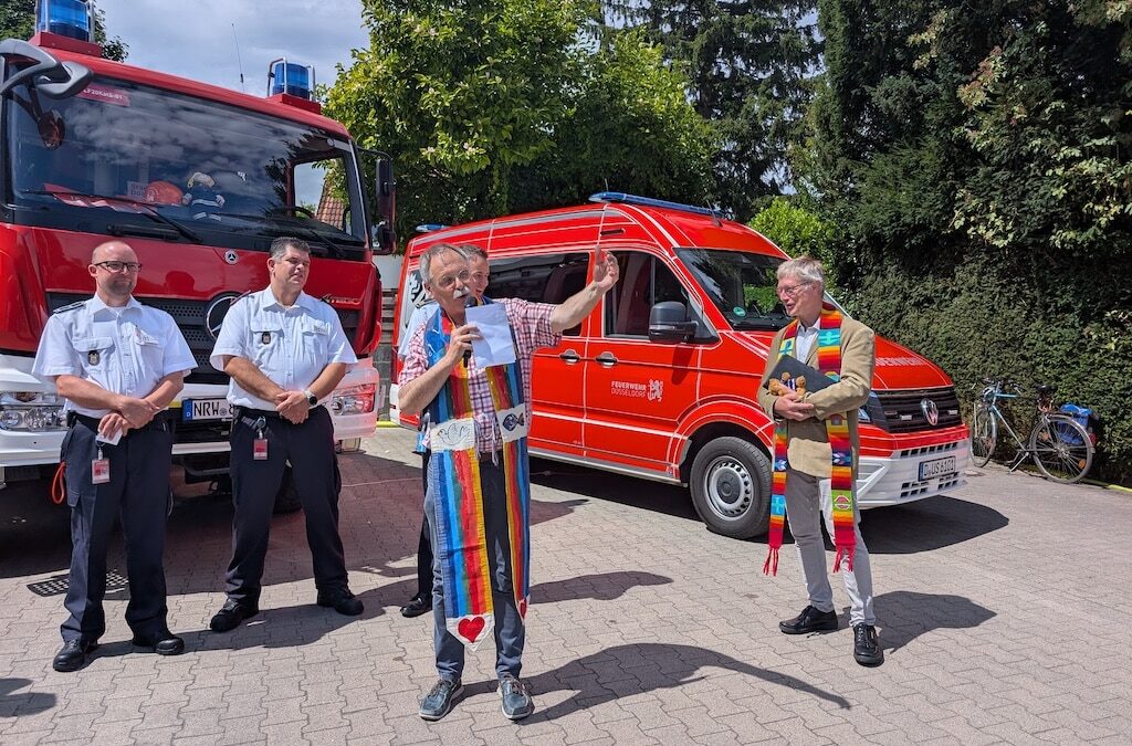 Freiwillige Feuerwehr Angermund weiht neue Katastrophenschutz Fahrzeuge ein