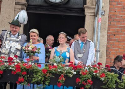 Gute Stimmung bei der Großen Parade vor dem Kaiserswerther Rathaus am 5. Juli © Gabriele Schreckenberg