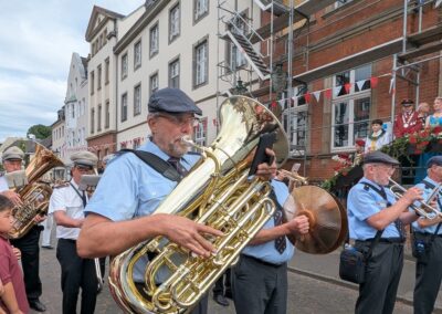 Gute Stimmung bei der Großen Parade vor dem Kaiserswerther Rathaus am 5. Juli © Gabriele Schreckenberg