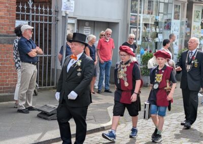 Gute Stimmung bei der Großen Parade vor dem Kaiserswerther Rathaus am 5. Juli © Gabriele Schreckenberg