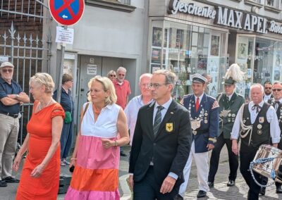Gute Stimmung bei der Großen Parade vor dem Kaiserswerther Rathaus am 5. Juli © Gabriele Schreckenberg