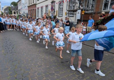 Gute Stimmung bei der Großen Parade vor dem Kaiserswerther Rathaus am 5. Juli © Gabriele Schreckenberg