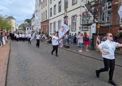 Gute Stimmung bei der Großen Parade vor dem Kaiserswerther Rathaus am 5. Juli © Gabriele Schreckenberg