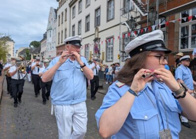 Gute Stimmung bei der Großen Parade vor dem Kaiserswerther Rathaus am 5. Juli © Gabriele Schreckenberg