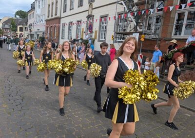 Gute Stimmung bei der Großen Parade vor dem Kaiserswerther Rathaus am 5. Juli © Gabriele Schreckenberg
