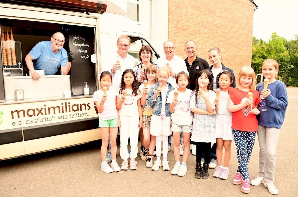 Tonnengarde verteilt Eis zum Schuljahresabschluss an Grundschule Niederkassel