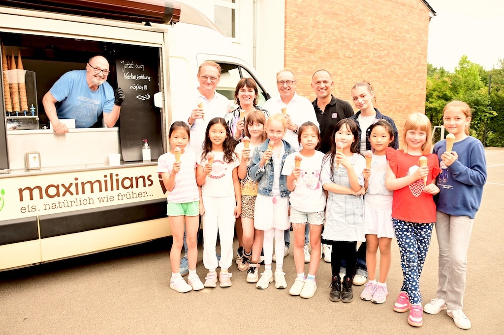 oben von links nach rechts Horst Thur, Uwe Drangmeister, Anika Rörig,Christoph Gollak, Esfandiar Modjahedpour, Fausta Conti Mica
und Kinder der Kath. Grundschule Niederkassel © Sabine Hanna
