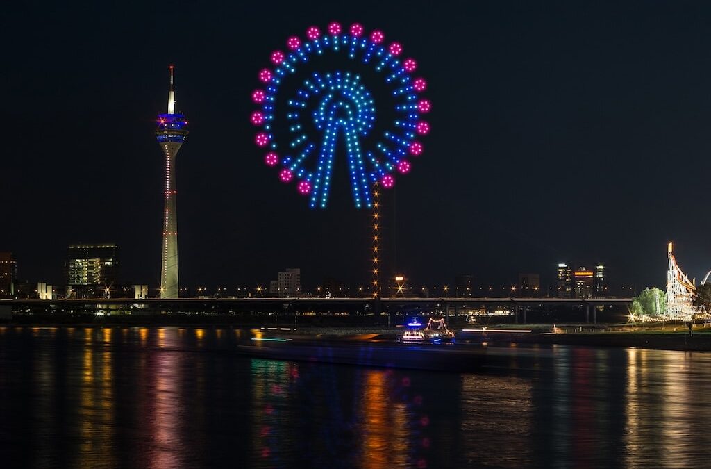 Drohnenkunst über Düsseldorf: Lichtershow auf der Rheinkirmes