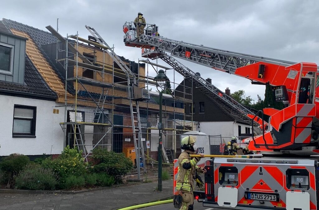 Dachstuhlbrand in Ludenberg: Feuerwehr verhindert Schlimmeres – aufwendige Nachlöscharbeiten