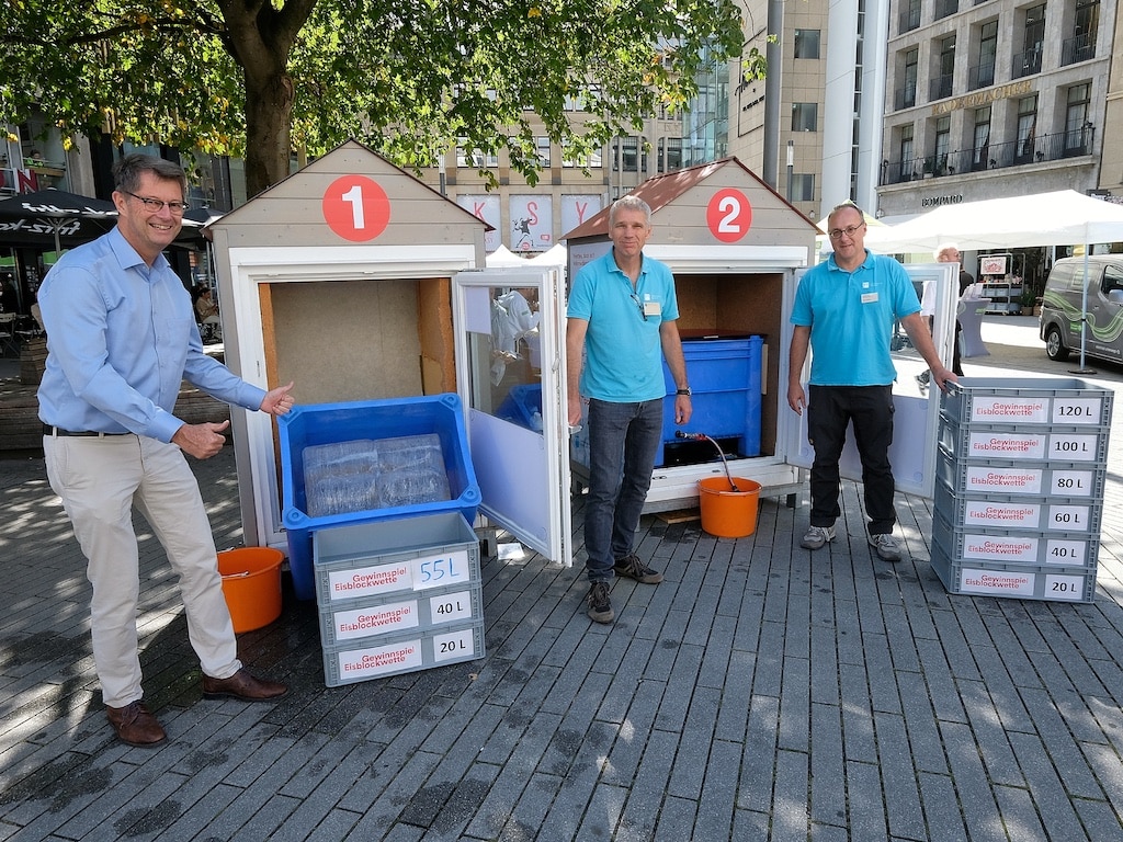 Stefan Ferber (l.), Leiter des Amtes für Umwelt- und Verbraucherschutz, stellte gemeinsam mit Mitarbeitenden des Amtes für Umwelt- und Verbraucherschutz die Ergebnisse der "Eisblockwette" auf dem Schadowplatz vor. © Landeshauptstadt Düsseldorf/Wilfried Meyer