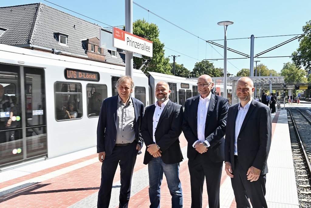 Nahmen die Haltestelle „Prinzenallee“ in Oberkassel offiziell in Betrieb (von links): Jochen Kral (Dezernent für Mobilität und Umwelt, Stadt Düsseldorf), Dr. Andreas Ferlic (Interimsbereichsleiter Infrastruktur, Rheinbahn), Rolf Tups (Bezirksbürgermeister und Aufsichtsratsvorsitzender der Rheinbahn) und Marc Nüßen (Abteilungsleiter Fördermanagement und Infrastrukturentwicklung, Verkehrsverbund Rhein-Ruhr). © Lokalbüro