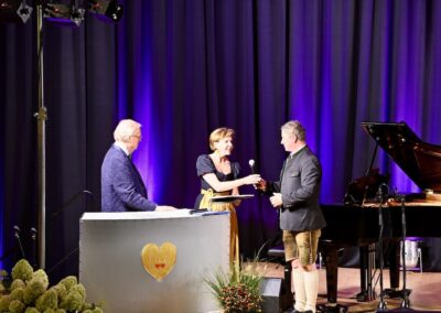 Heribert Klein, Landtagspräsidentin Dr. Brigitta Pallauf und Bürgermeister Josef Hofer © Lokalbüro