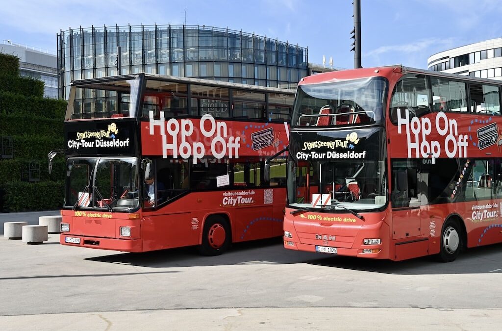 Düsseldorf schreibt Mobilitätsgeschichte – Hop-On Hop-Off-Busse jetzt vollelektrisch und künstlerisch gestaltet