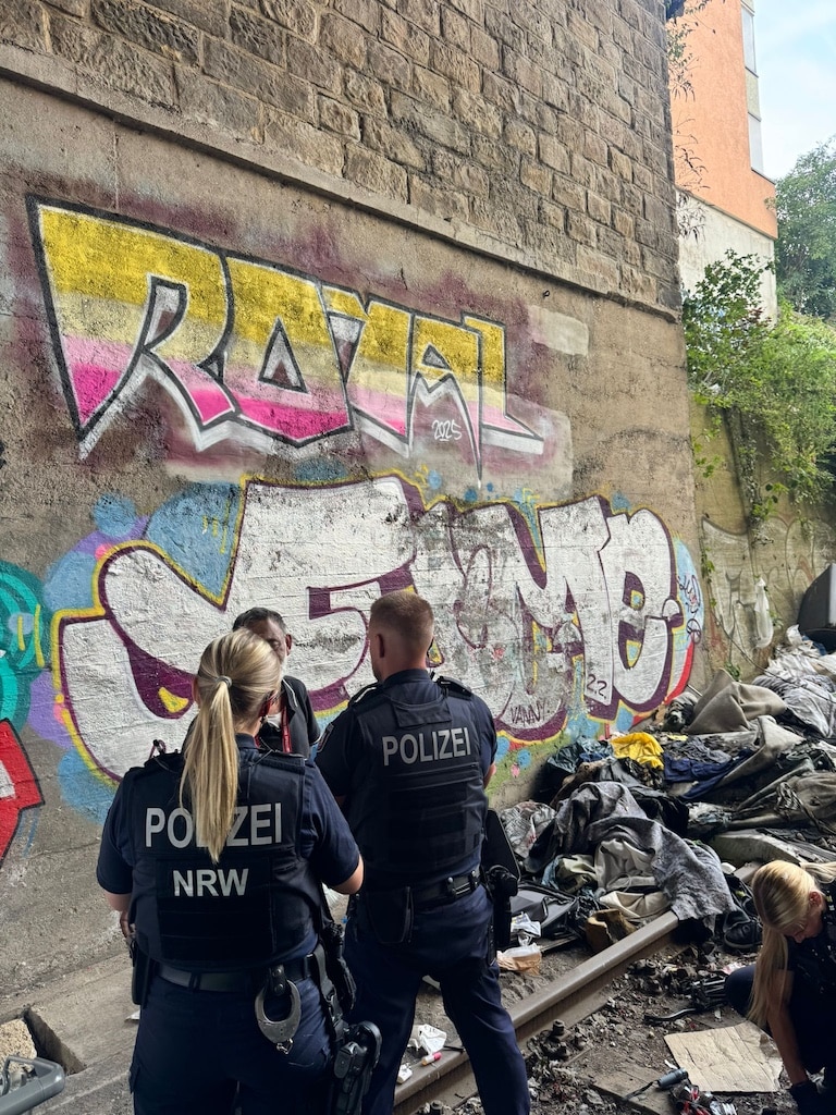 Gespräch mit einem Suchtmittelabhängigem © Polizei Düsseldorf Gespräch mit einem Suchtmittelabhängigem © Polizei Düsseldorf