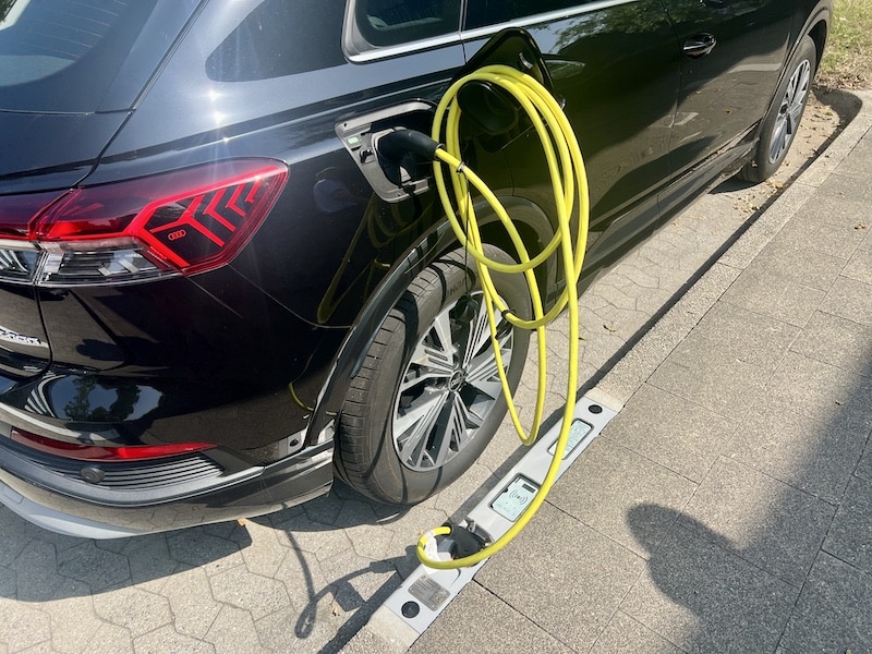 Innovative Ladebordsteine in Düsseldorf: Erfolgreiche Bilanz nach 60 Tagen – neuer Standort in Flingern eröffnet