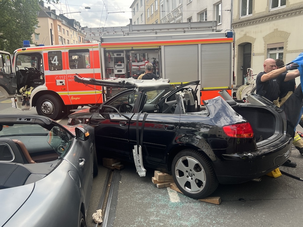 Unfall auf der Schloßstraße zwischen einem AMG Mercedes und einen Audi © Lokalbüro Unfall auf der Schloßstraße zwischen einem AMG Mercedes und einen Audi © Lokalbüro