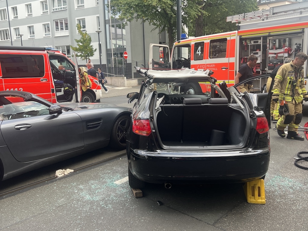 Unfall auf der Schloßstraße zwischen einem AMG Mercedes und einen Audi © Lokalbüro Unfall auf der Schloßstraße zwischen einem AMG Mercedes und einen Audi © Lokalbüro