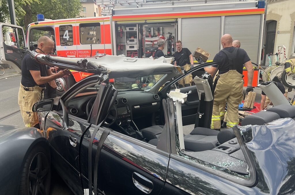 Schloßstraße in Pempelfort nach Unfall gesperrt – Rettung dauert über eine Stunde
