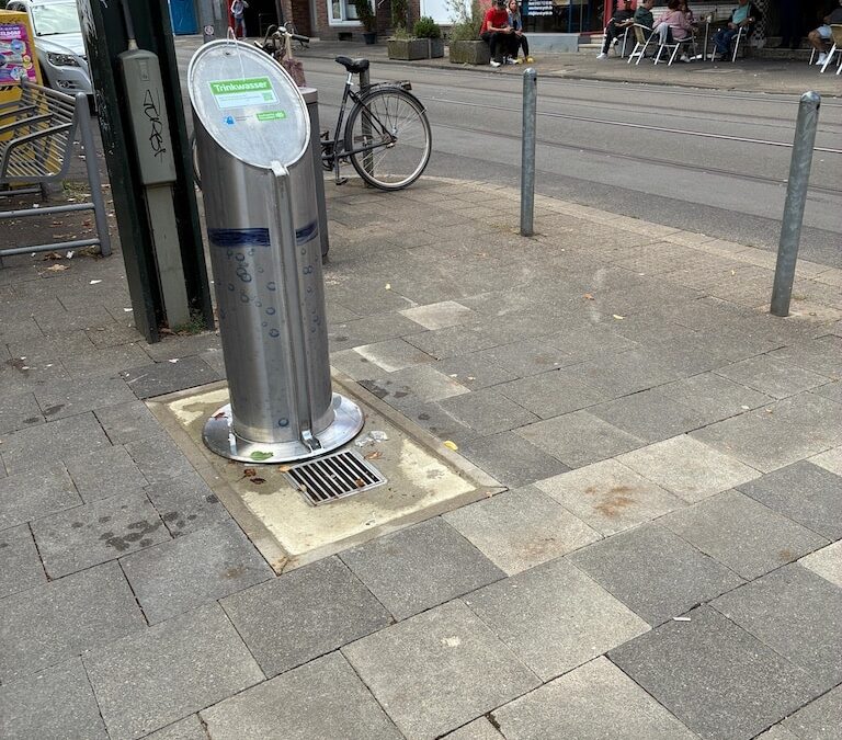 Brunnen am Roten Platz: mal da, mal weg — und wieder da !