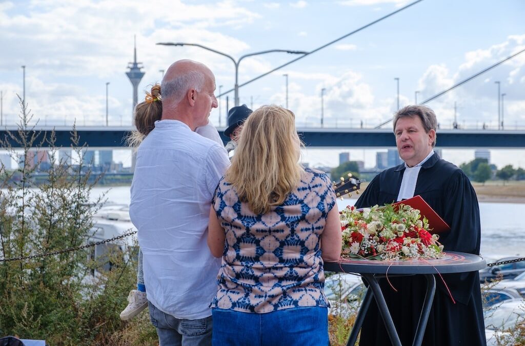 Himmlisches Ja-Wort: 65 Paare bei erster Pop-Up Hochzeit in Düsseldorfer Altstadt gesegnet
