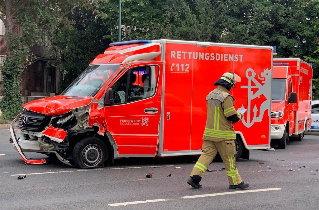 Zusammenstoß auf der Cecilienallee: Zwei Leichtverletzte nach Unfall mit Rettungswagen