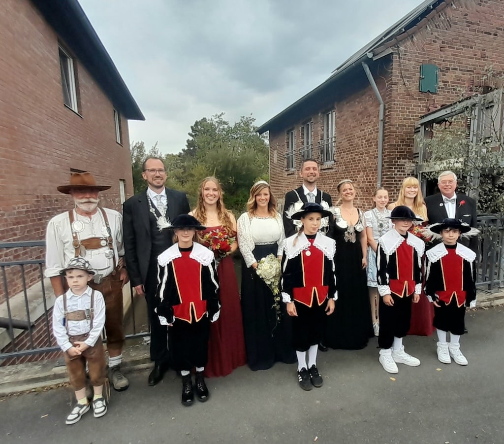 Gut versammelt auf dem Mühlenhof in Angermund sind die neuen Majestäten mit Ehrendamen und Gefolgschaft © Alexandra Spiolek