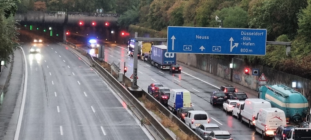 Starkregen in Düsseldorf – Universitätstunnel auf der A46 gesperrt