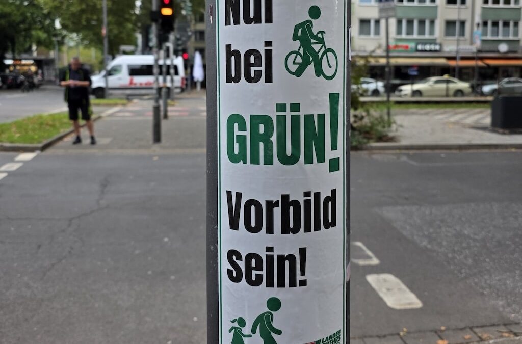 Neue Ampel-Aufkleber “Nur bei Grün! — Vorbild sein!”