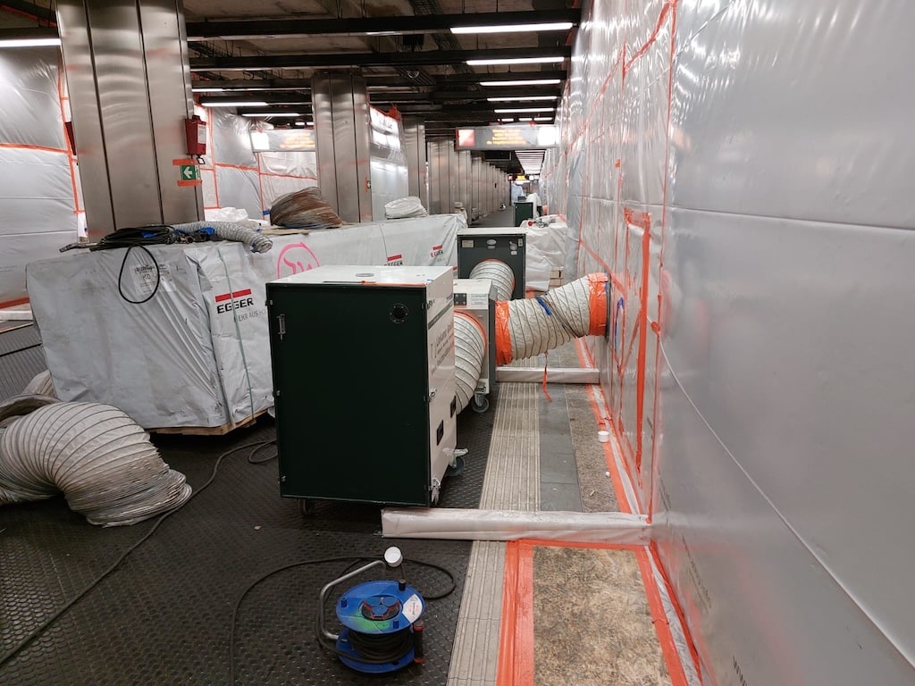 Im Rahmen der Asbestsanierung der U-Bahn-Haltestelle "Nordstraße" wurde eine luftdichte Abtrennung an den Bahnsteigen installiert. © Landeshauptstadt Düsseldorf, Amt für Brücken-, Tunnel- und Stadtbahnbau