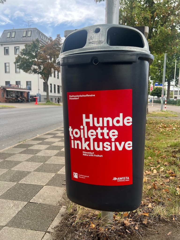 An rund 60 Standorten wurden die bisherigen grünen 50-Liter-Abfallbehälter gegen neue 63-Liter-Modelle mit moderner Deckelvariante ausgetauscht. Im Bild zu sehen: der neue, größere Behälter. © Landeshauptstadt Düsseldorf/Umweltamt