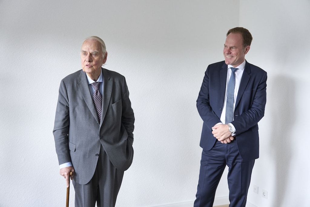 Albrecht Woeste (l.) zusammen mit Oberbürgermeister Dr. Stephan Keller bei der Besichtigung der Wohnung. © Albrecht Woeste (l.) zusammen mit Oberbürgermeister Dr. Stephan Keller bei der Besichtigung der Wohnung.