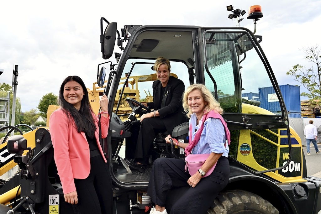 v.l. Tischfußball-Weltmeisterin Linh Tran, Stellvertretende Ministerpräsidentin Mona Neubauer und Tochter Birgit Amand © Lokalbüro v.l. Tischfußball-Weltmeisterin Linh Tran, Stellvertretende Ministerpräsidentin Mona Neubauer und Tochter Birgit Amand © Lokalbüro