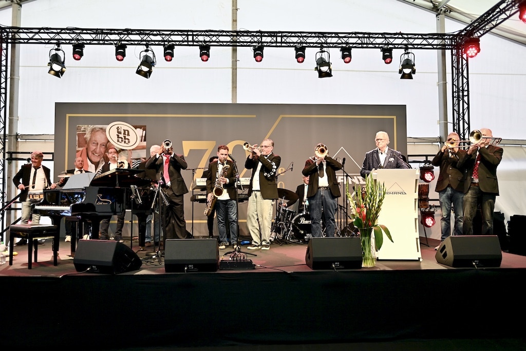 Heribert Klein im Kreise der Musiker © Lokalbüro Heribert Klein im Kreise der Musiker © Lokalbüro