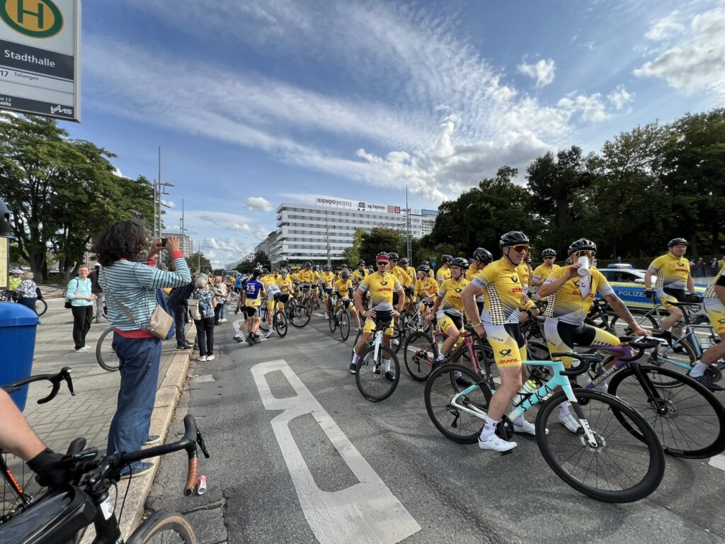 Eintreffen der Hauptgruppe des European Peace Ride an der Chemnitzer Stadthalle. © Landeshauptstadt Düsseldorf